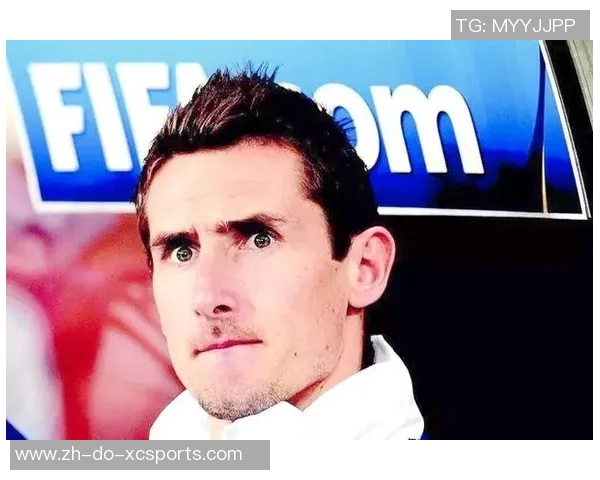 带胡子的足球球星侧脸照片展现浓烈个性与独特魅力，球场内外的经典瞬间